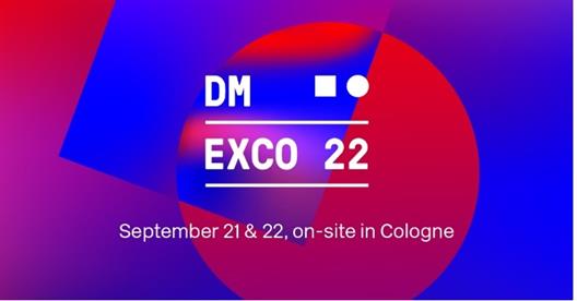 Prof. Dr. Kemper mit Studierenden vor dem Eingang der Messe DMEXCO – Digital Marketing Exposition & Conference
