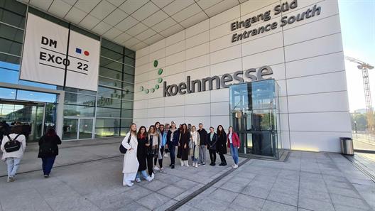 Prof. Dr. Kemper mit Studierenden vor dem Eingang der Messe DMEXCO – Digital Marketing Exposition & Conference.