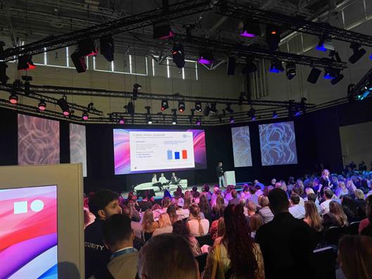 Die zweitägige Exkursion bot die Gelegenheit, aktuelle Entwicklungen des digitalen Marketings im internationalen Kontext unmittelbar zu erleben. Im Mittelpunkt standen insbesondere Künstliche Intelligenz und die Frage, wie neue Technologien Marketing, Kommunikation und Geschäftsmodelle verändern.
