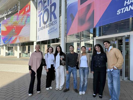 Studierende des Bachelor International Management sowie Thesis-Bearbeitende mit Schwerpunkten im digitalen Marketing besuchten gemeinsam mit Prof. Dr. Anne Christin Kemper die DMEXCO 2026 in Köln. 