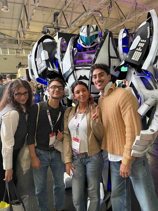 Studierende des Bachelor International Management sowie Thesis-Bearbeitende mit Schwerpunkten im digitalen Marketing besuchten gemeinsam mit Prof. Dr. Anne Christin Kemper die DMEXCO 2026 in Köln. 