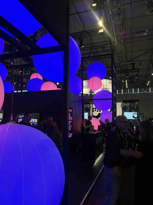 Studierende des Bachelor International Management sowie Thesis-Bearbeitende mit Schwerpunkten im digitalen Marketing besuchten gemeinsam mit Prof. Dr. Anne Christin Kemper die DMEXCO 2026 in Köln. 