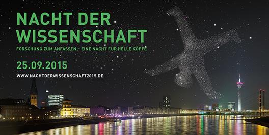 Dieses Bild zeigt den Nachthimmel über Düsseldorf an der Rheinpromenade 