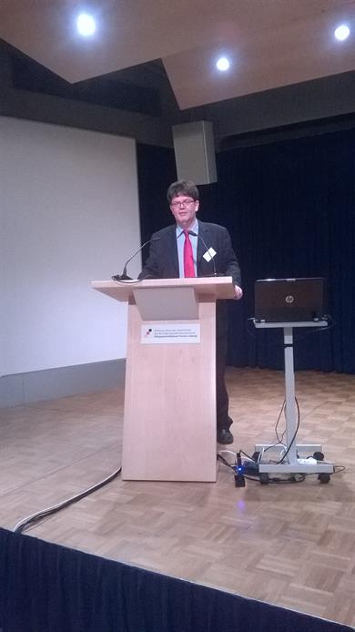 Prof. Dr. Lothar Funk am Rednerpult auf der Konferenz in Leipzig