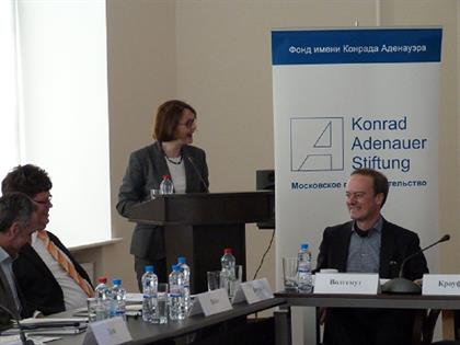 Von links nach rechts: Dr. Vladislav Belov, Leiter des Zentrums für Deutschlandstudien; Prof. Dr. Lothar Funk; Claudia Crawford und Prof. Dr. Michael Wohlgemuth